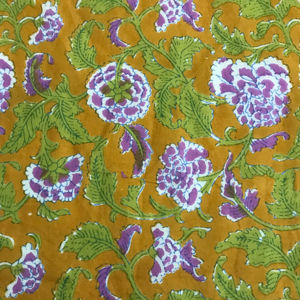 Tissu en coton imprimé à la main à motifs floraux violettes moutarde, textile artisanal indien traditionnel pour vêtements et ameublement - Product Image 1