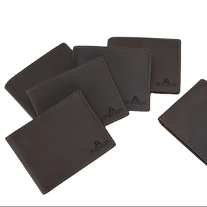 Portefeuille en cuir pour homme moderne et chic personnalisable, portefeuille à trois volets vintage en cuir véritable, blocage RFID, doublure en polyester, fenêtre d'identification - Product Image 1