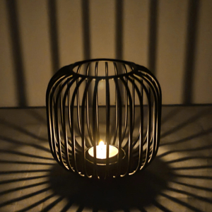 Le support de lampe à thé en métal découpé projette de belles ombres et une lumière douce idéale pour une atmosphère relaxante - Product Image 1