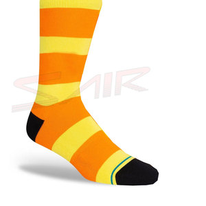 Dernier modèle Chaussettes décontractées en coton de haute qualité Meilleur matériau Blanc Noir Couleurs Confortable Anti-bactérien en ligne Logo personnalisé - Product Image 2