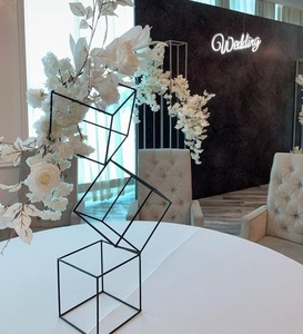 Centro de mesa de boda de diseño atemporal con encantadores arreglos florales y artesanía de metal inspirada en antigüedades - Product Image 6