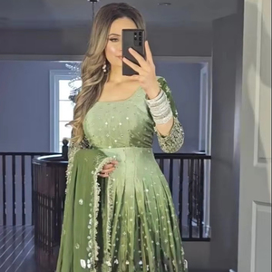 Vestido tradicional sombreado de dos colores verde pastel elegante de diseñador en trabajo de bordado para ocasiones de bodas y fiestas indias pakistaníes - Product Image 1