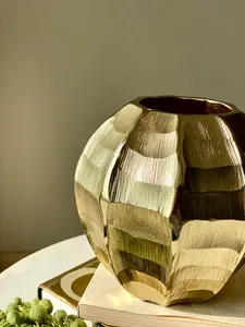 Florero de aluminio hecho a mano con diseño único al por mayor para estilos tradicionales y contemporáneos disponible a precio por mayor - Product Image 3