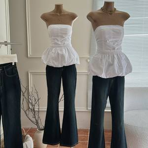 Conjunto Casual para Mujer: Top Corto Blanco Transpirable con Cuello Redondo y Pantalones Vaqueros Acampanados - Product Image 1