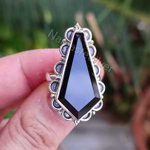 Anillo Gótico Hecho a Mano de Plata de Ley 925 con Incrustaciones de Ónix Negro, Regalo de Bruja para Halloween - Product Image 1