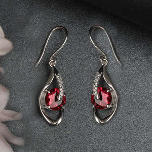 Pendientes de Plata de Ley 925 CLARA con Diseño de Gota de Ojo Rojo Sangre, Accesorio Elegante y Moderno - Product Image 2