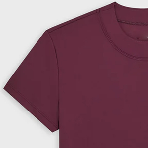 T-shirt court pour femme à manches courtes et col rond, design tendance 2026, tissu premium / matière douce au toucher, haut décontracté élégant pour l'été - Product Image 2