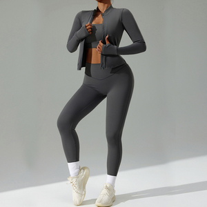 Vêtement de sport pour femme en gros, logo personnalisé sur le devant, ensemble de survêtement de sport 3 pièces, vêtements de sport respirants, écologiques, de haute qualité - Product Image 6