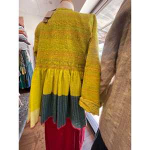 Veste NILGIRI en laine/soie teinte chartreuse pour la saison printanière - Product Image 2