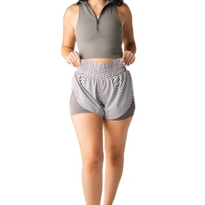 Short d'été pour femmes avec taille élastique/deux poches latérales Short solide et respirant pour femmes pour une utilisation active - Product Image 1