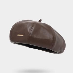 หมวกเบเร่ต์โลโก้โลหะเรียบง่ายทรงยาว หมวกหนัง PU สำหรับฤดูหนาว หมวกจิตรกร - Product Image 4