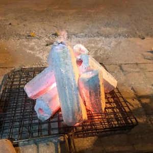 Charbon de bois pour bbq et grill, à charbon de bois naturel, combustion à longue durée, cendré blanc en promotion - Product Image 1