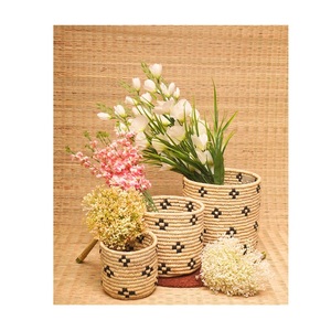Cesta de hierba Sabai hecha a mano duradera para almacenamiento decorativo y organización rústica del hogar con tejido natural sostenible - Product Image 1