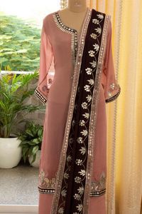 NEW--EMBROIDERY sur KURTA, pantalon avec robe DUPATTA lourde embellissant les perles de verre de cristal, DABKA travail pour les tenues de fête/mariage @ 2022 - Product Image 2