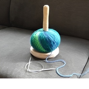 Distributeur de fil de laine à tricoter portable fabriqué à la main support de boule de fil en bois épais pour voyage pour un écheveau de fil - Product Image 3