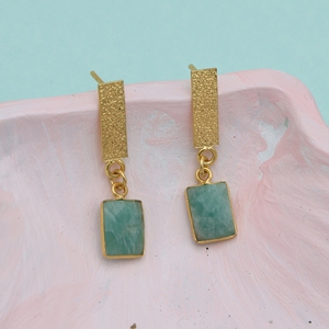 Boucles d'oreilles pendantes rectangulaires en amazonite tendance DUA pour mariage |   Fait main, plaqué or 18 carats, laiton, pour femmes |   Géométrique |   Vente en gros indienne - Product Image 2