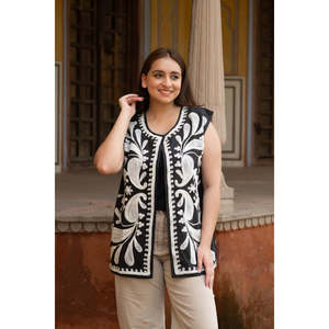 Chaleco Largo Acolchado sin Mangas con Capucha para Mujer, Combinación de Bordado Blanco y Negro, Tallas Grandes, para Primavera - Product Image 6