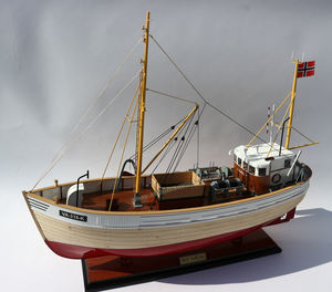 Modèle de bateau en bois peint à la main de style nautique M/S RAEGA, cadeau original - Product Image 3