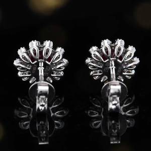 Boucles d'oreilles en or 18 carats avec rubis naturel 0,92 carat rouge sang de pigeon incrusté de 56 diamants taille brillant, bijoux fins de luxe - Product Image 3