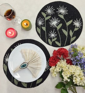 Sous-verres et chemins de table en verre perlé élégants à la vente, sous-verres en perles pour la décoration de la maison, des hôtels et des restaurants - Product Image 4