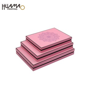 กล่องกระดาษแข็งแบบแข็งสีชมพูสั่งทำได้ ยี่ห้อ Huamao พร้อมพิมพ์โลโก้ 4 สี และเคลือบ Spot UV สำหรับบรรจุภัณฑ์เสื้อยืดและเสื้อผ้า - Product Image 4