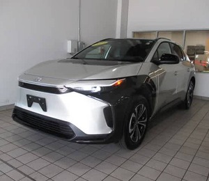 Usado cuidadosamente 2023 Toyota bZ4X XLE 4dr SUV AWD - Product Image 5