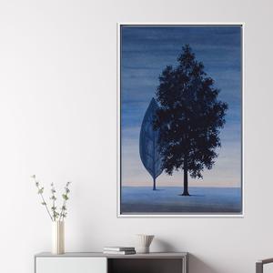 Paysage bleu rêveux : toile imprimée avec un arbre de vie surréaliste, toile encadrée blanche - Product Image 1