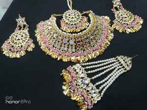 Ensemble de collier et de boucles d'oreilles de mariée en cristal de rhinestones plaqué cuivre et platine tendance et luxueux, style indien traditionnel pour les fêtes de mariage - Product Image 4