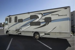 Vendedor Verificado de Autocaravana Usada T-h-o-r M-o-t-o-r C-o-a-c-h FR-E-E-D-O-M T-R-A-V-E-L-E-R A32 2023 Lista para Viajar - Product Image 4