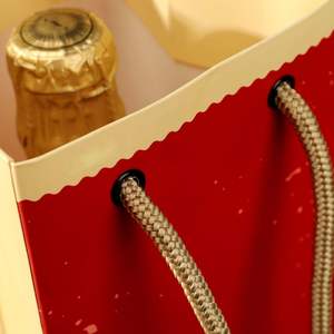 Bolsa de regalo de vino de lujo impresa personalizada con asas para una presentación elegante - Product Image 6