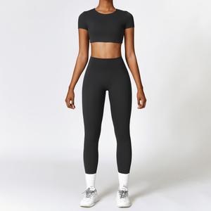 Costume de sport de yoga 2 pièces avec logo personnalisé pour femmes, haut et short de gymnastique, avec t-shirt court, pantalon legging pour ensemble de yoga de remise en forme - Product Image 4