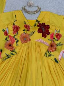 Hermoso traje de corte lateral de diseñador-Pent con interior y Dupatta con impresión digital con trabajo manual - Product Image 4