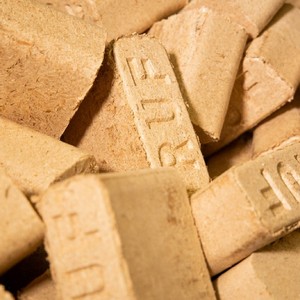 Briquetas de madera encerada ecológicas 2025, estufas para barbacoa de aserrín, accesorios para chimenea hechos de chips Ruf, productos relacionados con la energía - Product Image 1