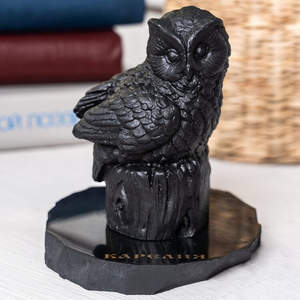 Figura de búho de shungita sobre un tronco de árbol - Product Image 4