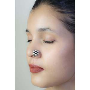 Pendientes de Plata 925 con Clip para la Nariz, con Perla y Flor Kudi - Product Image 2