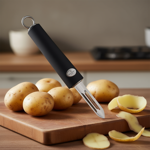 Éplucheur de pommes de terre Ghidini Cipriano 1709 en acier noir TWIST, outil pour fruits et légumes - Product Image 3