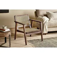 Fauteuil lounge en bois avec assise et dossier en rotin naturel tressé pour salon, chambre, hôtel, café et balcon