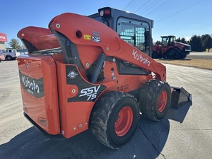 Chargeuse compacte sur pneus Kubota SSV75 d'occasion, modèle 2020, capacité de charge nominale de 9 tonnes, pompe hydraulique TCM, 2 vitesses - Product Image 1