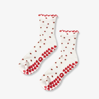 Chaussettes antidérapantes mi-mollet en jacquard motif fraises, avec bordure à volants, en coton doux et confortable pour Reformer Pilates, Barre et Yoga