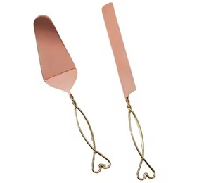 Elegante Servidor de pasteles de acero inoxidable con acabado dorado y juego de cuchillos con asas antideslizantes para un agarre cómodo y seguro - Product Image 5