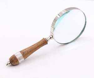 Lupa Moderna con Mango de Madera y Acabado Antiguo - Regalo para Hombre, Accesorio de Escritorio para Proteger la Vista - Product Image 4
