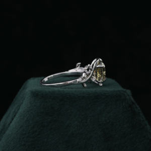 Bague de mariage en plaqué or blanc massif 18KT en forme de cœur vert diamant cultivé en laboratoire pierre latérale design personnalisé style tendance IGI - Product Image 6