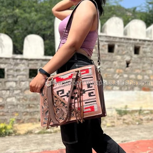 Nueva llegada de alta calidad tallado a mano de cuero flecos bolso de mano sillín manta tela bolsos de cuero para mujer multiuso - Product Image 3