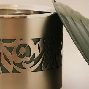Cacerola árabe de metal color dorado con caligrafía árabe y tapa negra que ofrece una conductividad térmica excepcional. - Product Image 2