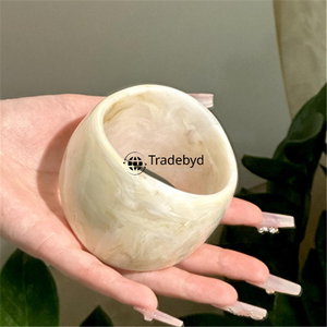 Bracelet en résine de luxe pour femme Cadeau de fête et de mariage parfait par Tradebyd - Product Image 6