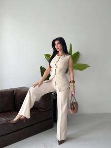 Ensemble de costume en satin crème pour femmes, col mandarin, boutons sur le devant, pantalon long, coupe classique, saison printemps - Product Image 2