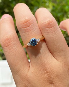 1.50CT Azul Corte Redondo Original Moissanite Diamante Anillo Único 14K Oro Amarillo Joyería Fina para Fiestas de Cumpleaños Regalo - Product Image 1