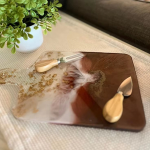 Planche à découper UNIQUE en résine faite à la main avec motif effet Aqua Swirl et marbre utilisée dans la maison et l'hôtel - Product Image 1