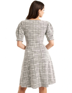 Vestido Casual de Algodón con Estampado a Cuadros Negro y Marfil, Corte A, Cintura Imperio, Mangas Abullonadas, Elegante y Atemporal, con Cierre de Cremallera Trasero - Product Image 4