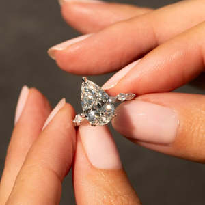 Anillo de Compromiso con Corte Pera Certificado por IGI, Halo Oculto y Banda con Pavé de Diamantes Marquise - Product Image 1